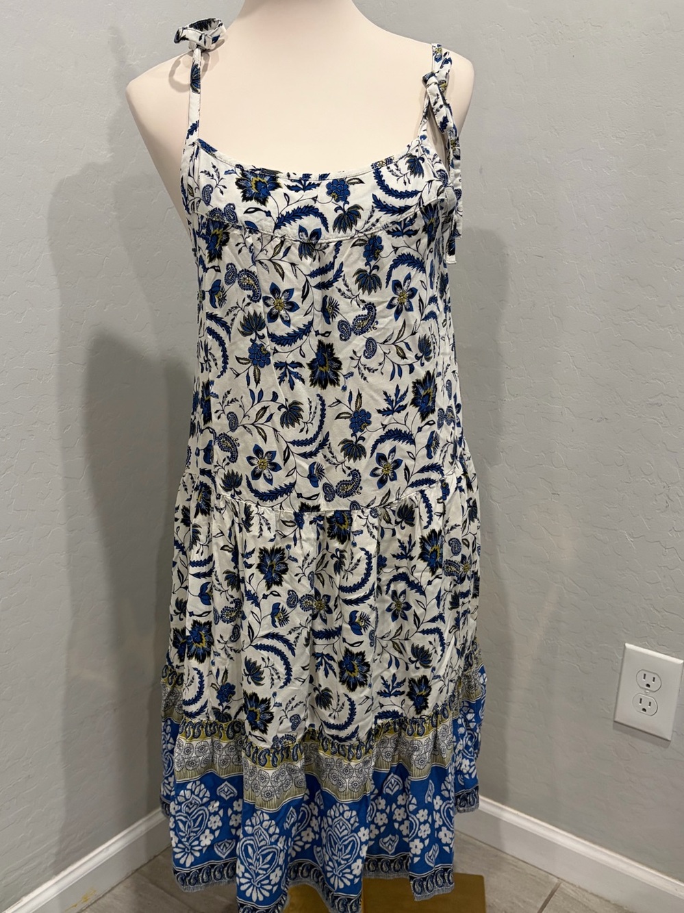beachlunchlounge White and Blue Floral Tie-Shoulder Midi Dress